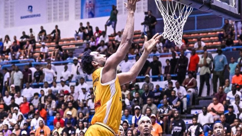 Metros de Santiago Fuerzan un Quinto Juego Decisivo ante Cañeros del Este
