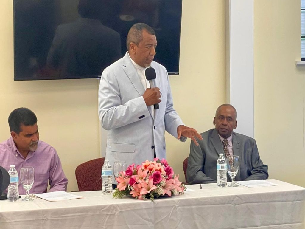Julio Disla Lanza su Nuevo Libro en Connecticut con Gran Aplauso de la Comunidad Dominicana