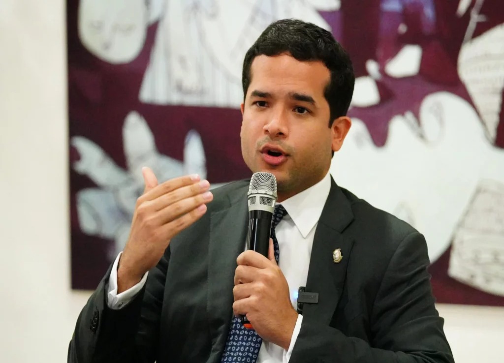 Omar Fernández Exige Cumplimiento de Indexación Salarial a RD$52,000