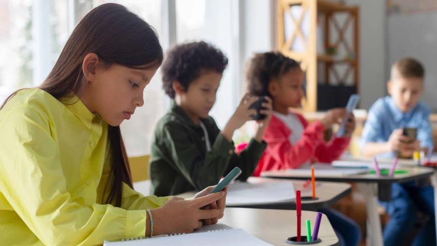 Suecia insta a padres a reducir uso de móviles para beneficio de sus hijos
