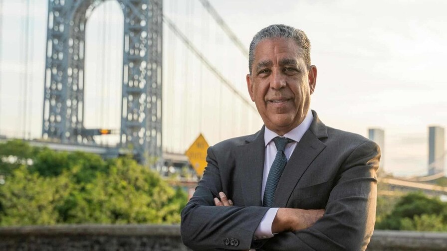 Adriano Espaillat se Retira Tras Tres Décadas de Servicio Público