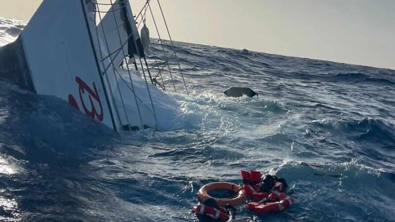 Rescatan a dos extranjeros tras naufragio cerca de Puerto Plata