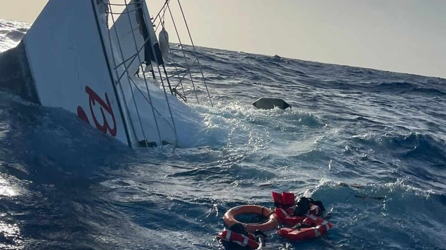 Rescatan a dos extranjeros tras naufragio cerca de Puerto Plata