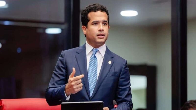 Omar Fernández Insta a la Fuerza del Pueblo a Reflexionar Ante Renuncias Internas