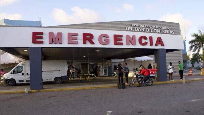 Mujer Herida en Incidente en Hospital Darío Contreras Muestra Mejoría