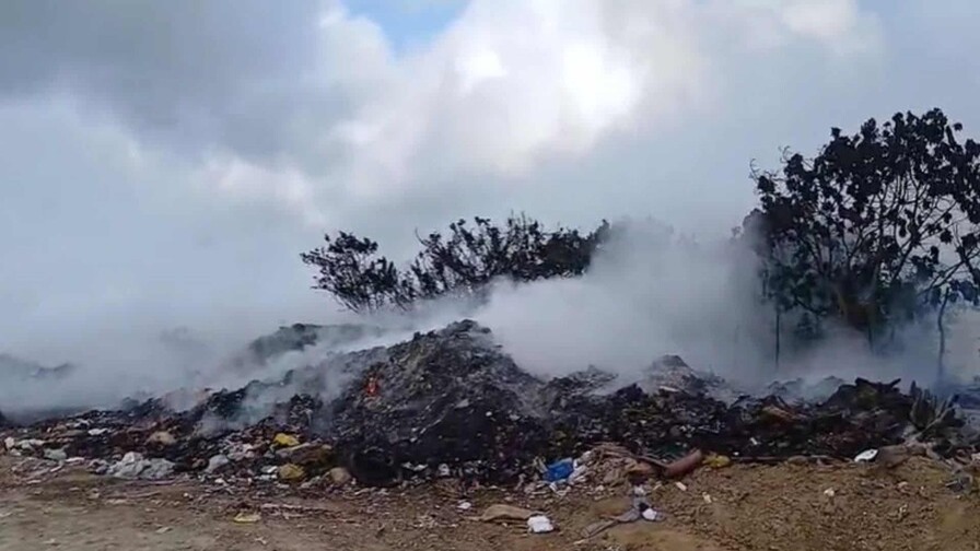 Persistente Incendio en Vertedero de Moca Desafía a las Autoridades