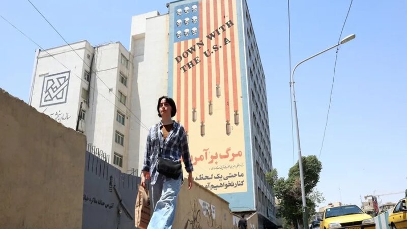 EE.UU. e Irán Detienen Ataques y Se Reúnen en Catar para Negociaciones