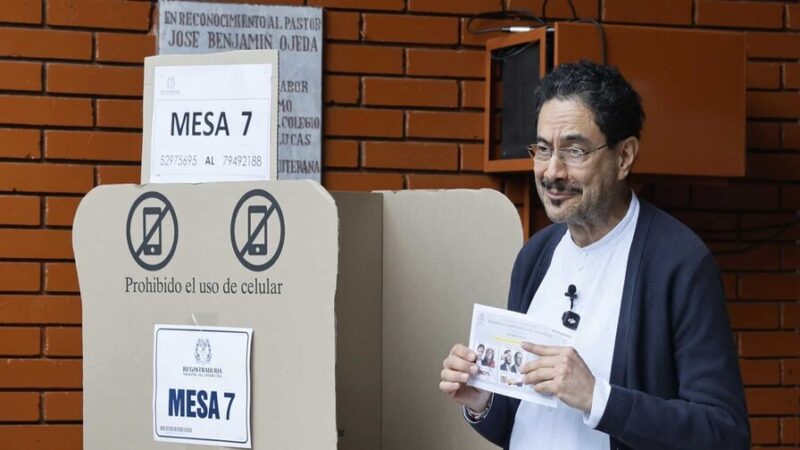 Iván Cepeda Vota en Bogotá y Llama a la Calma en la Segunda Vuelta Electoral