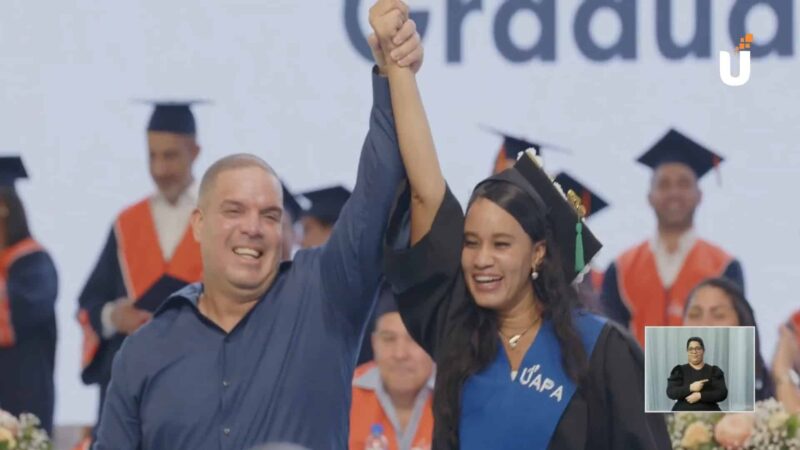 Emotiva Propuesta de Matrimonio en Graduación de la UAPA