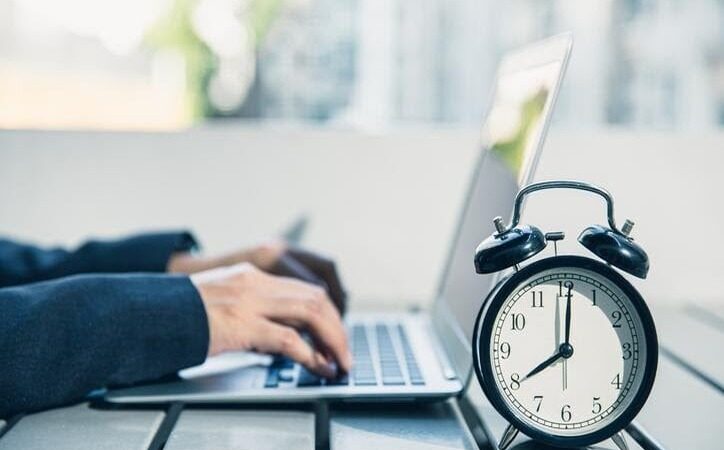 Cambios de Horario Laboral: Lo que Dice la Ley y la Realidad de los Empleados