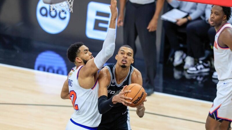 Knicks se imponen a Spurs en emocionante inicio de Finales NBA