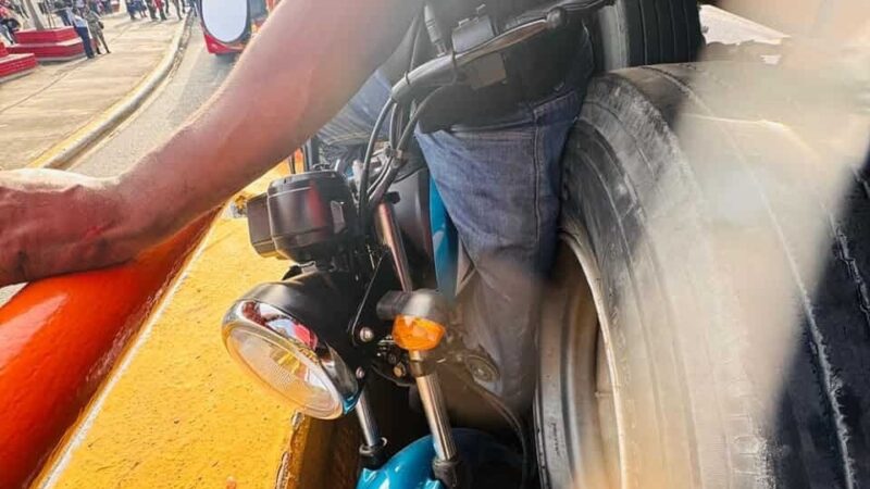 Motociclista Rescatado Tras Impactante Accidente en el Quinto Centenario