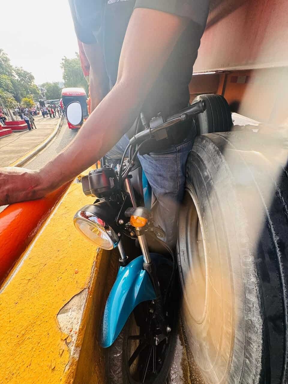 Motociclista Rescatado Tras Impactante Accidente en el Quinto Centenario