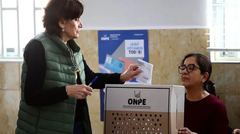 Perú Enfrenta un Reñido Desenlace Electoral en Segunda Vuelta Presidencial