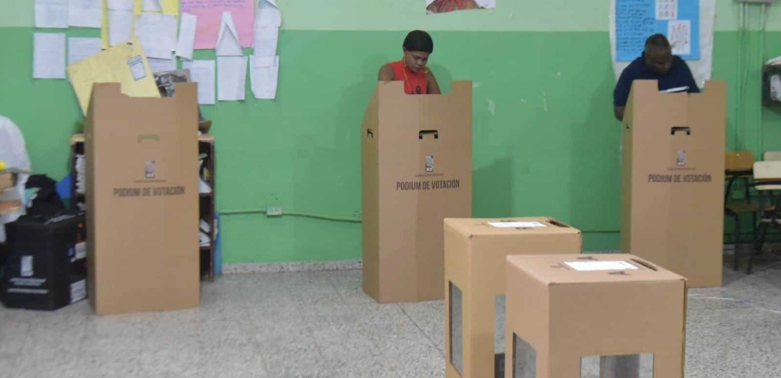 Crisis de Confianza y Abstención Amenazan la Democracia Dominicana