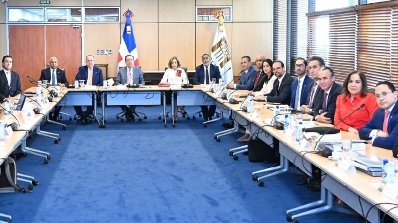 Gobierno y Empresarios Unen Fuerzas para Proteger la Clase Media Dominicana