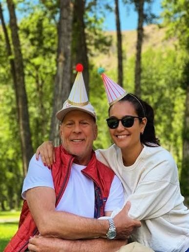 Bruce Willis celebra con alegría el cumpleaños de su esposa Emma Heming
