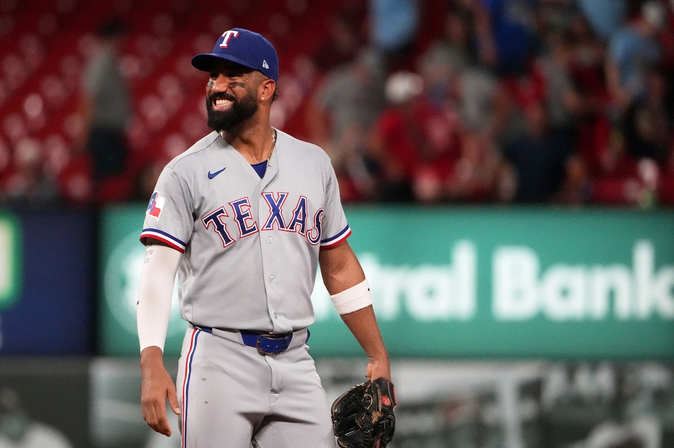 Ezequiel Durán: La Versatilidad Hecha Solución en los Rangers