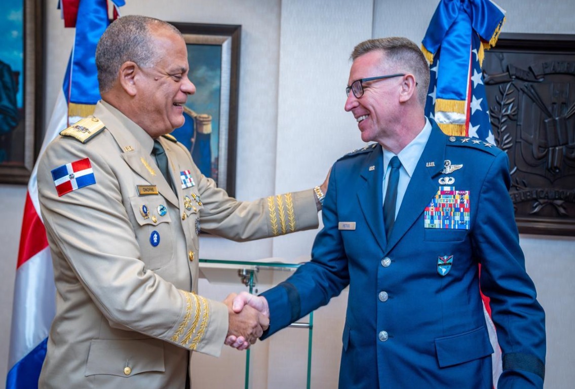 Ministro de Defensa fortalece lazos con el Comando Sur de EE. UU.
