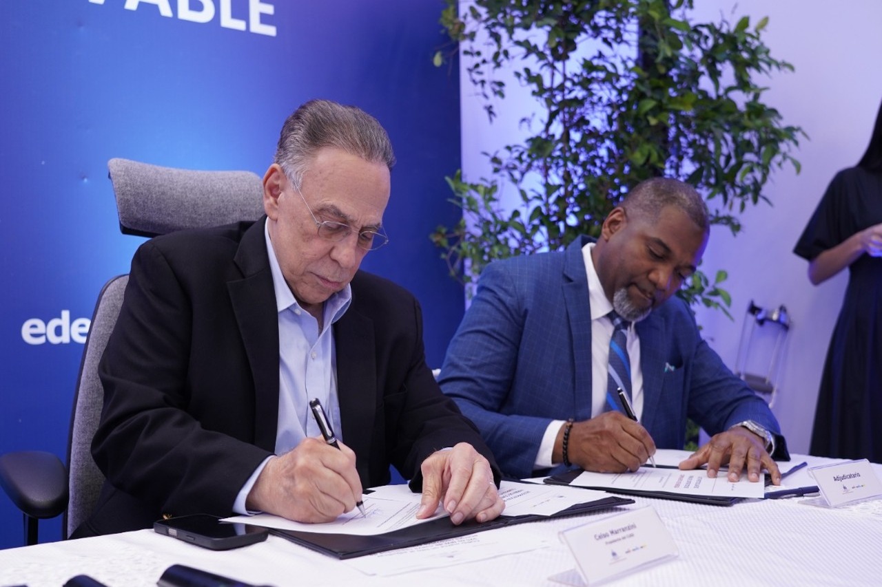 CUED Impulsa la Energía Renovable con 325 MW y Respaldo de Baterías