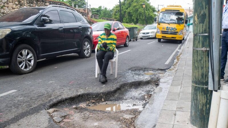 Conductores Alarmados por Peligroso Hoyo en la Calle Juan Isidro Pérez