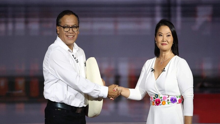 Sánchez Aventaja Ligeramente a Fujimori en Tensa Elección Peruana