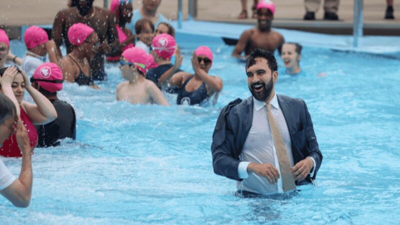 Zohran Mamdani Revive Tradición con Chapuzón Inaugural en East Harlem