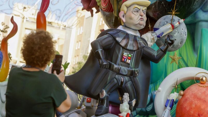 Donald Trump y Pedro Sánchez, Estrellas de las Hogueras de Alicante