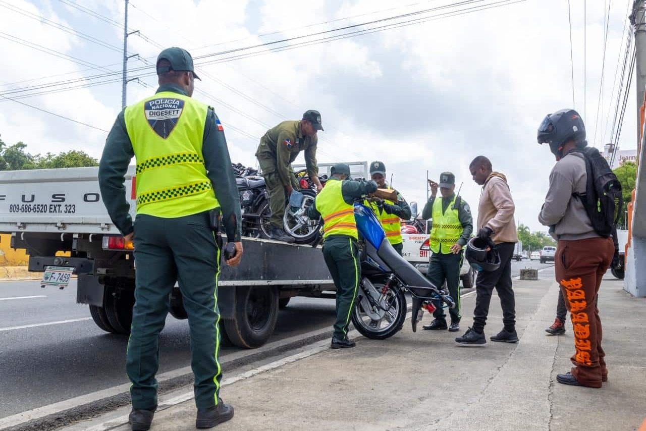 Operativos de Digesett Intensifican Control de Motociclistas en Santo Domingo