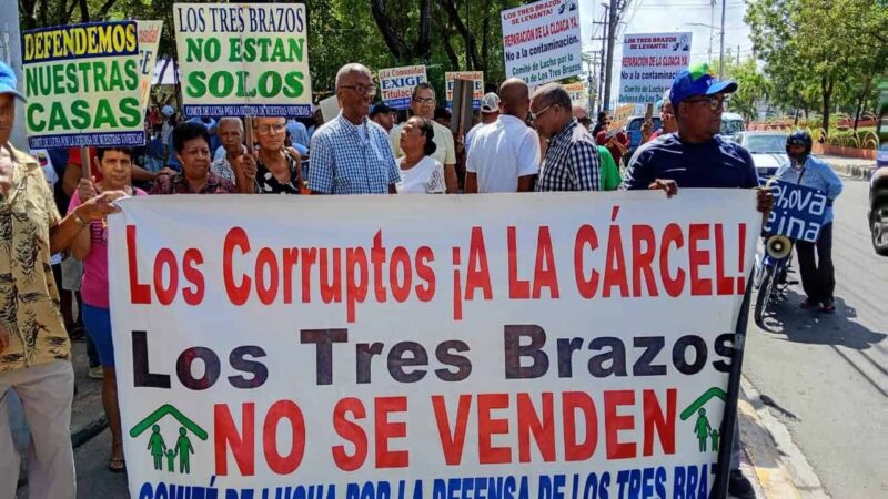 Residentes de Los Tres Brazos Exigen Soluciones Urgentes en Marcha Comunitaria