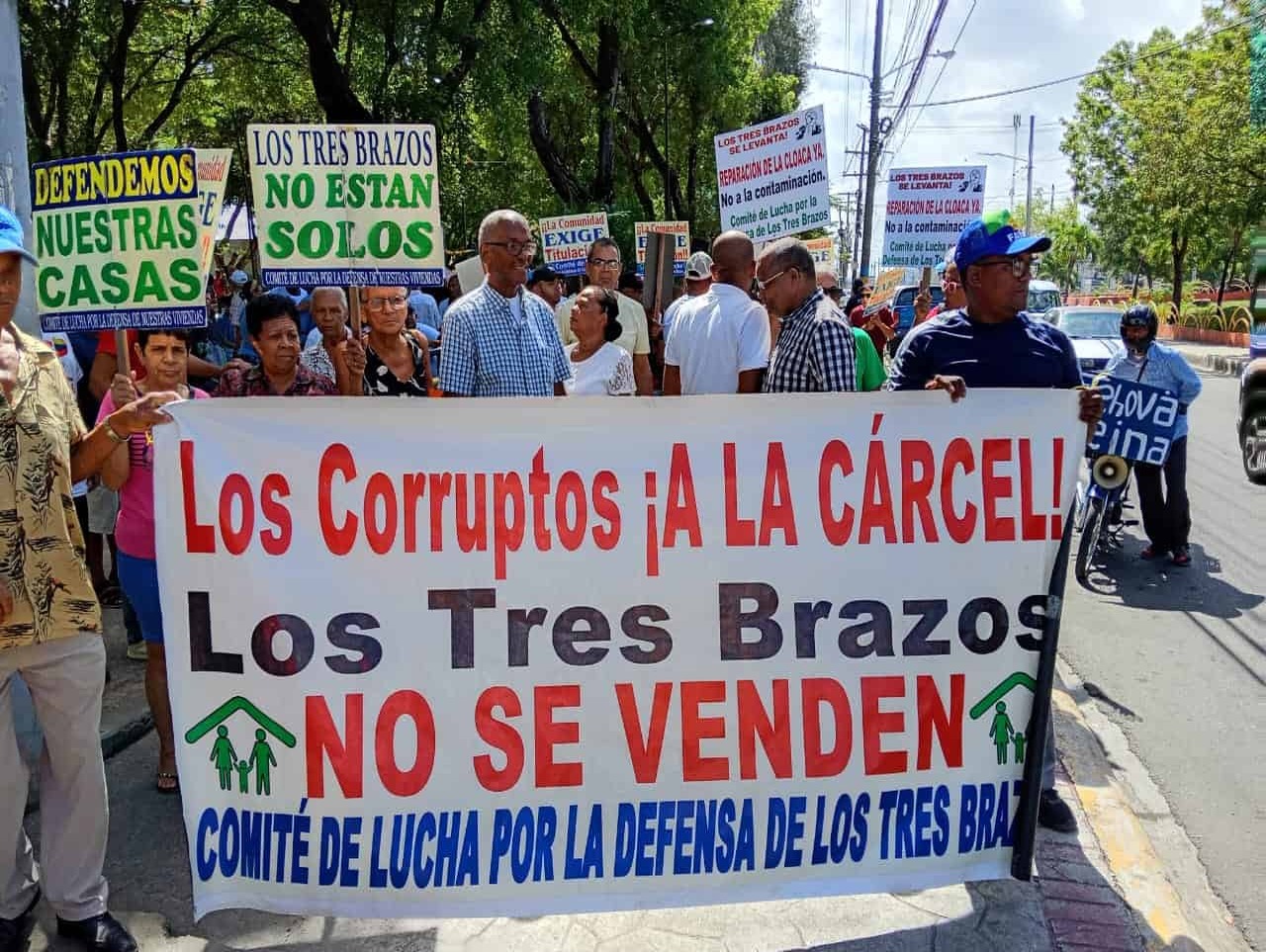 Residentes de Los Tres Brazos Exigen Soluciones Urgentes en Marcha Comunitaria