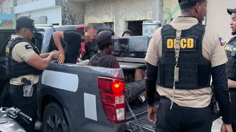 Detienen a cinco personas por microtráfico en operativo en Verón-Punta Cana