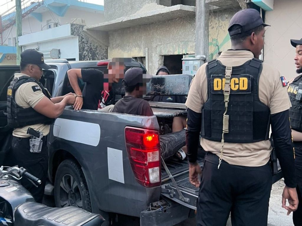 Detienen a cinco personas por microtráfico en operativo en Verón-Punta Cana