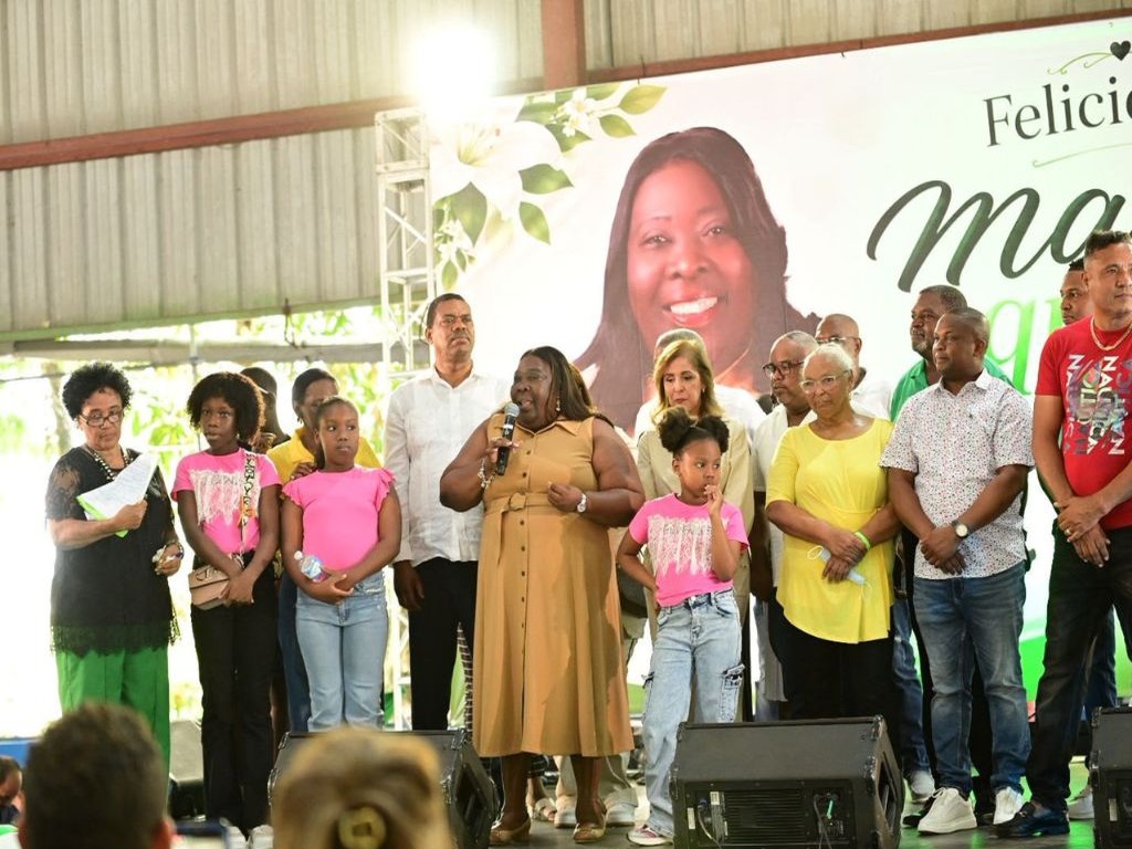 Diputada Dulce Rojas Alza la Voz por el Deterioro Vial en Santo Domingo Norte