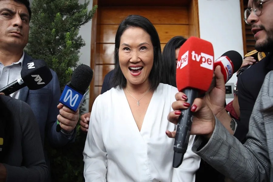Tensión Electoral en Perú: Fujimori se Declara Ganadora Mientras Sánchez Impugna Votos del Exterior