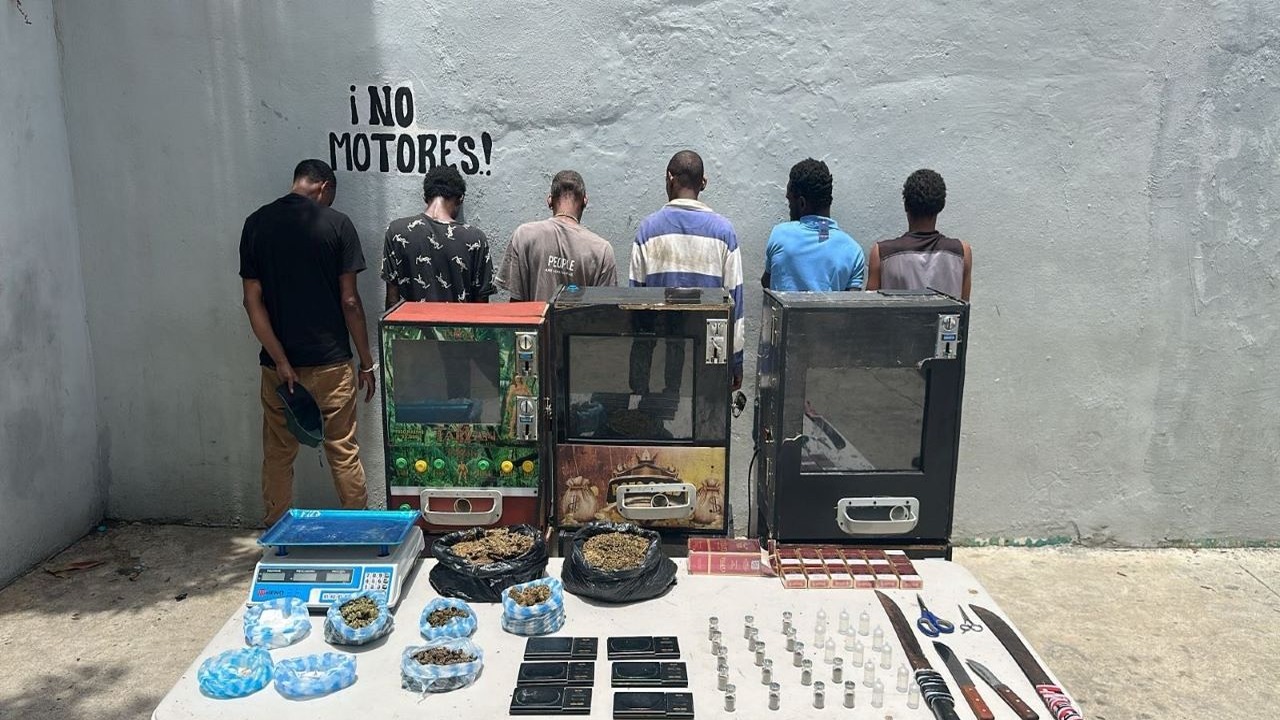 Operativo en Capotillo: Detienen a Ocho Personas y Decomisan Drogas y Máquinas Ilegales