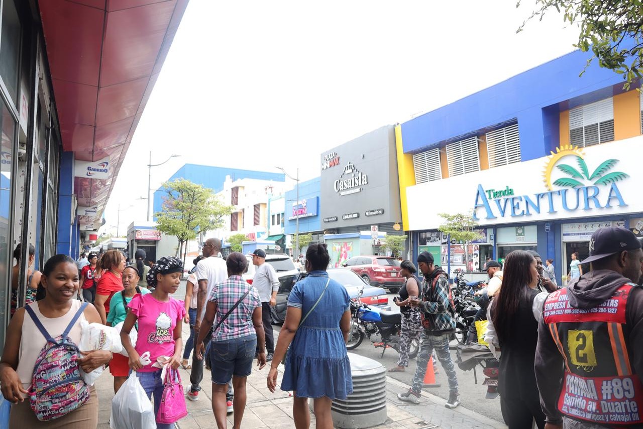 Expansión de tiendas chinas transforma el comercio en la avenida Duarte