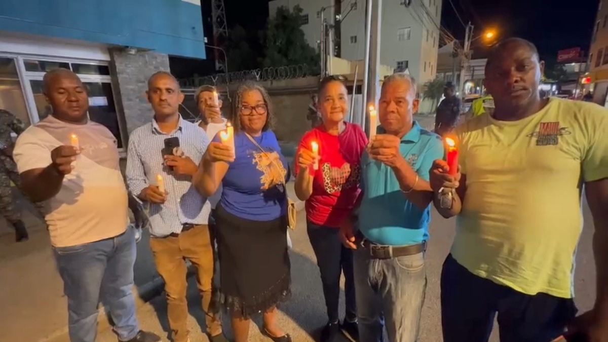 Protesta con Velas en Dajabón: Exigen Tarifas Justas y Mejor Servicio Eléctrico