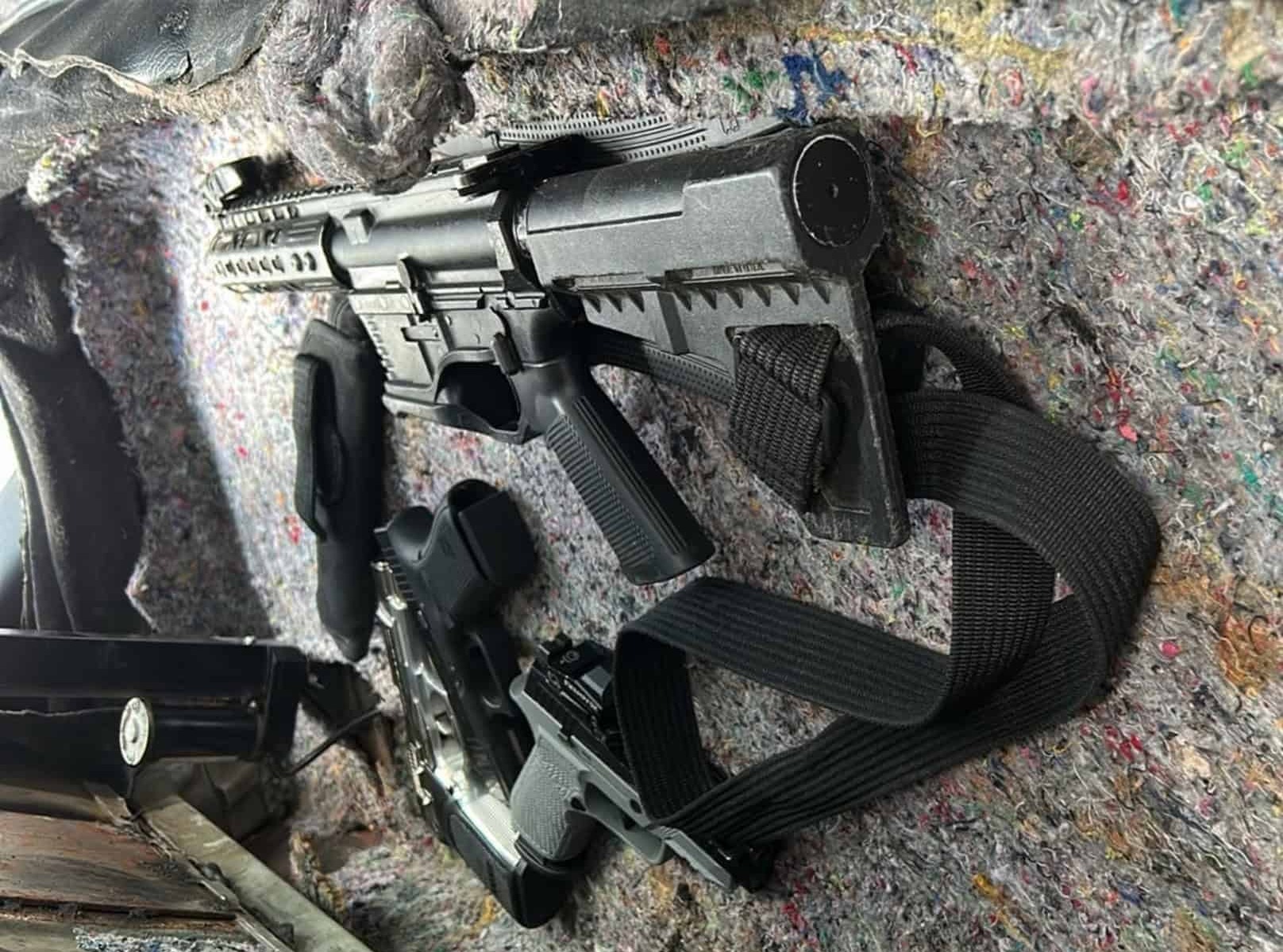 Desmantelan Red de Narcotráfico en Villa Sombrero: Tres Detenidos y Armas Incautadas