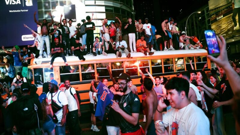 Celebraciones de los Knicks en Nueva York Desatan Caos y Detenciones