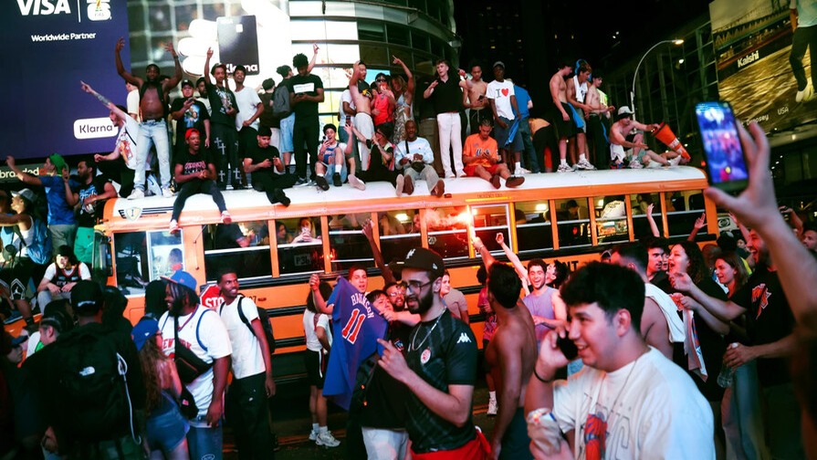 Celebraciones de los Knicks en Nueva York Desatan Caos y Detenciones
