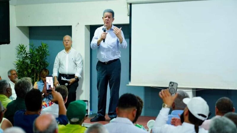 Leonel Fernández Urge Reducción del Precio de la Gasolina en el País