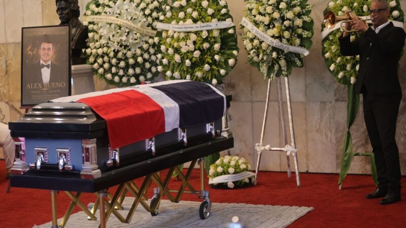 Alex Bueno recibe emotivo homenaje en su tierra natal
