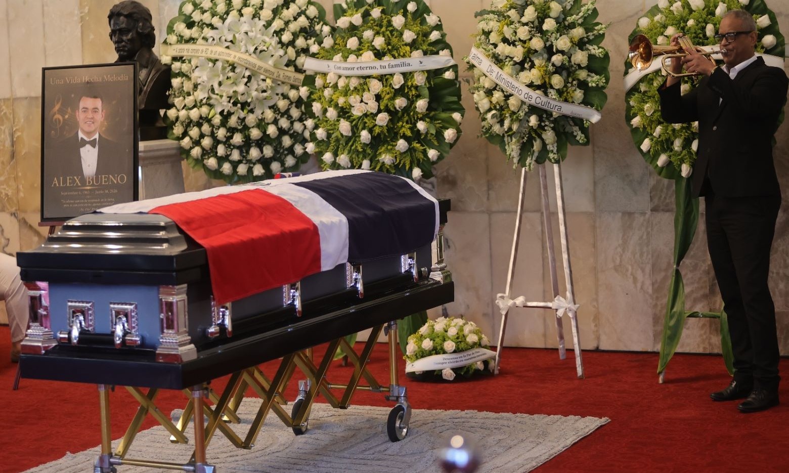 Alex Bueno recibe emotivo homenaje en su tierra natal