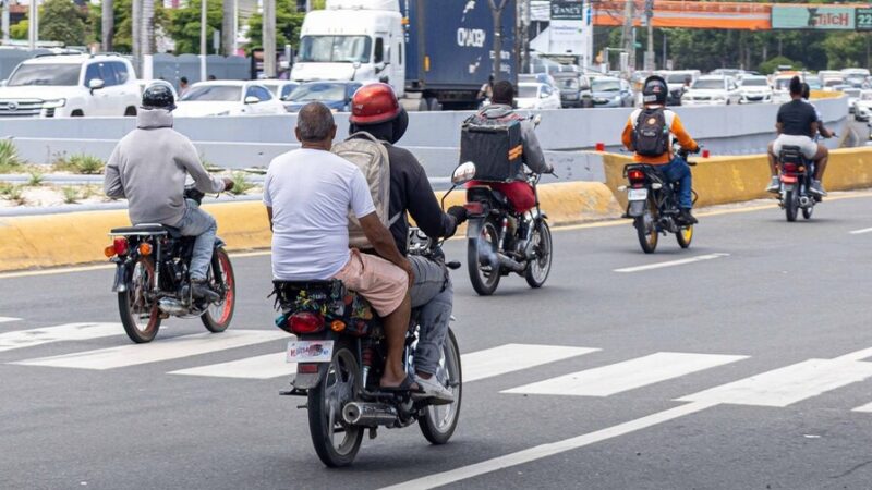 Intrant Alerta sobre el Incumplimiento en el Uso de Casco por Pasajeros de Motocicletas