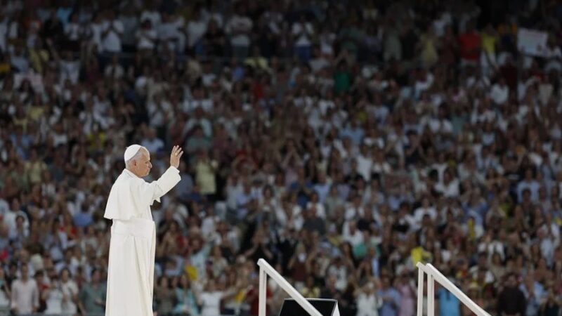 Encuentro Privado entre el Papa y Bad Bunny en el Santiago Bernabéu