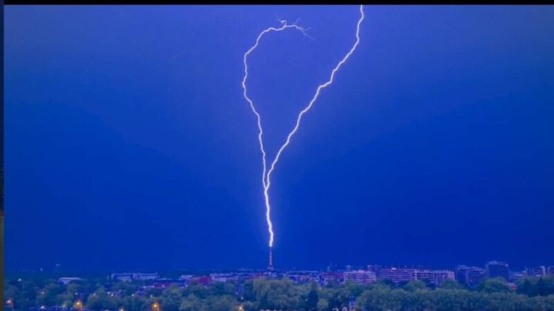 Espectacular Rayo Impacta la Torre Eiffel Durante Tormenta en París