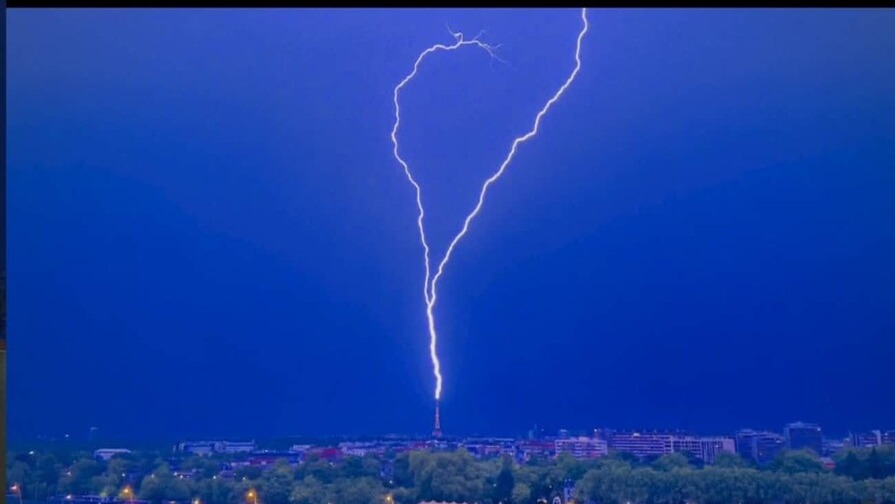 Espectacular Rayo Impacta la Torre Eiffel Durante Tormenta en París