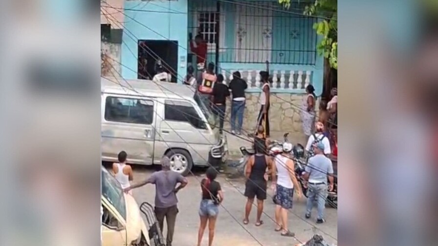 Tensión en Guachupita: Intervención Policial Evita Confrontación