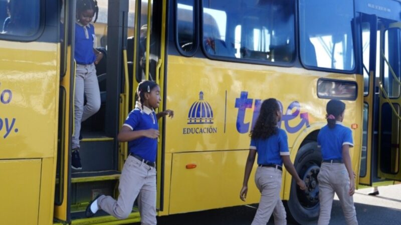 Transporte escolar gratuito alivia el bolsillo de las familias dominicanas